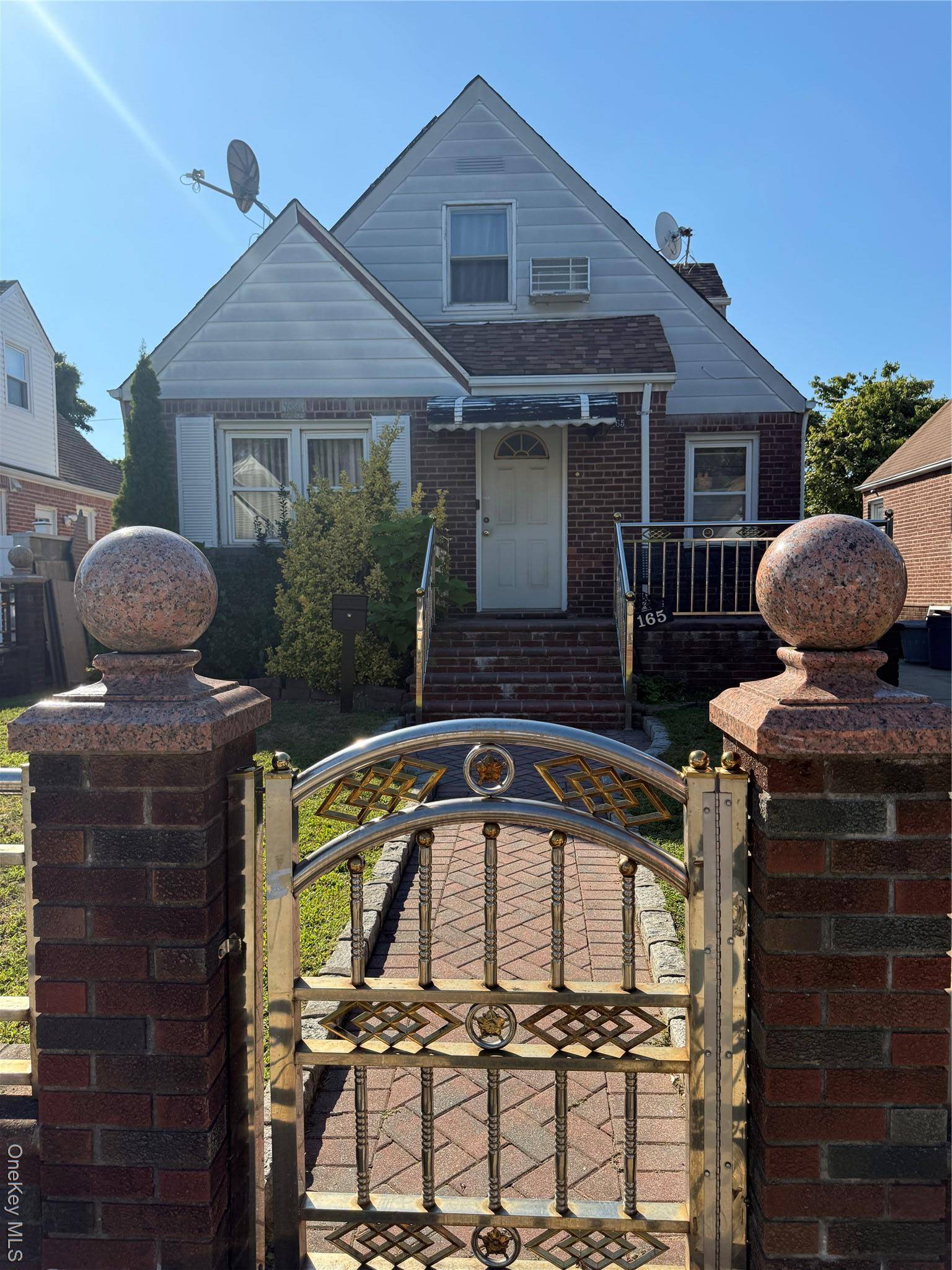 Welcome to 165 Heathcote, a spacious 4 bedroom, 3 bathroom home offering an incredible opportunity to create your dream residence or a savvy investment property.