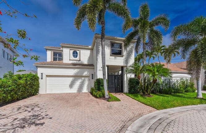 Open filled with sunlight, this fabulous courtyard of contemporary design offers 3 bedrooms plus a loft 3 1 2 baths.