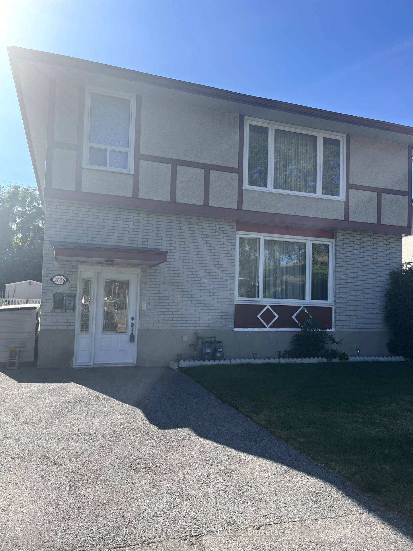 Spacious and inviting 3 bedroom, 1 bathroom second floor apartment in a well maintained duplex.
