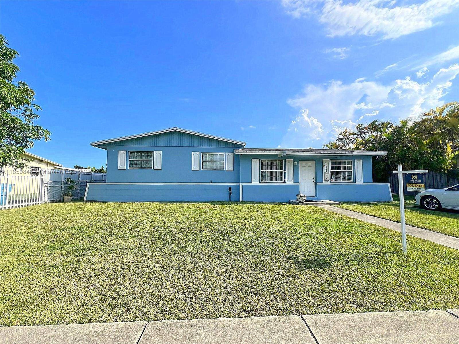 NO HOA ! Single Family home with a pool !