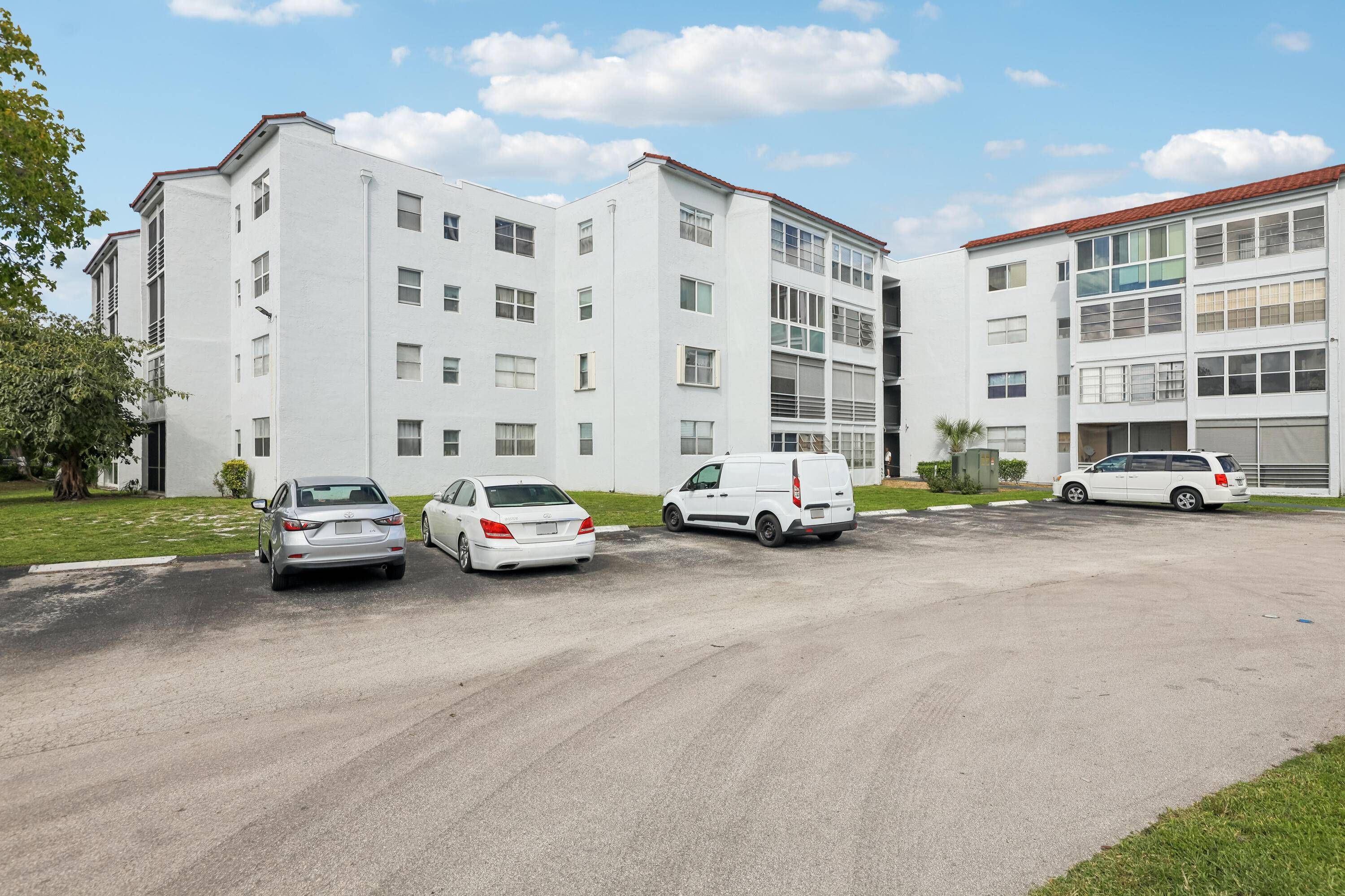 2BR 2BA corner unit in desirable Somerset at Lauderdale Lakes, a 55 manned gated community with 24 hr security.