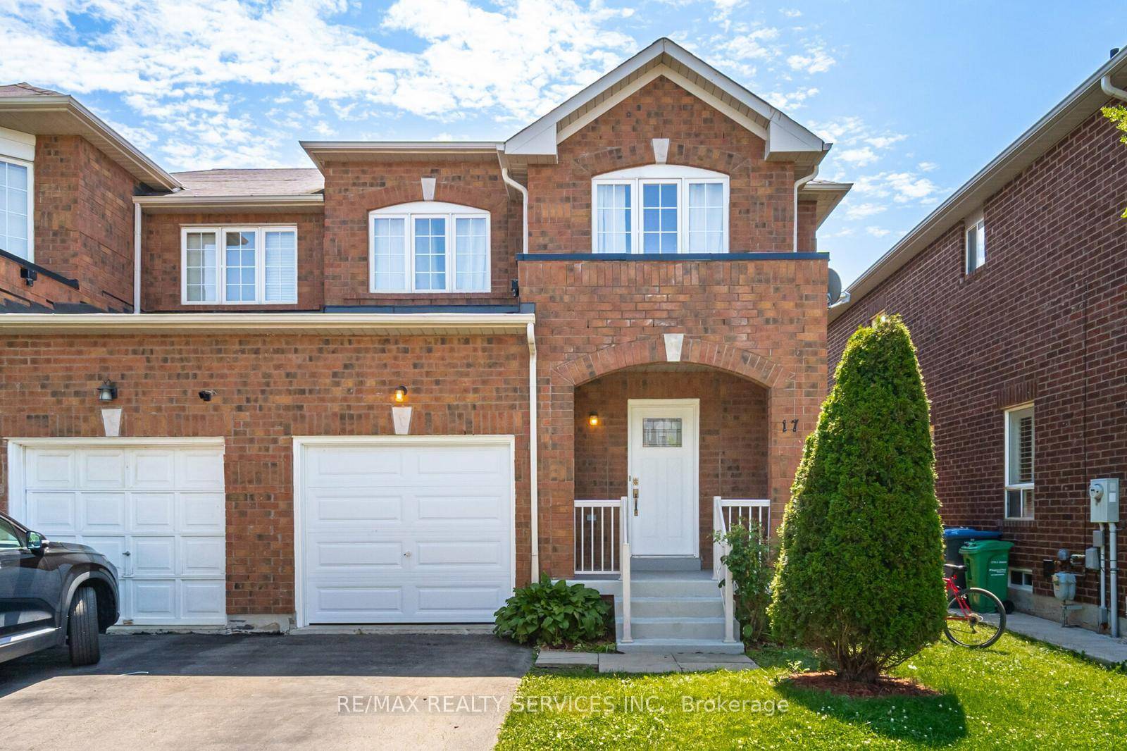 Look no further ! ! Don't miss this gem in the neighbourhood, Location !