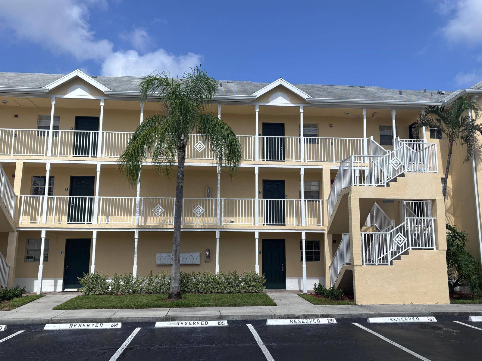 ''Prime location in the highly sought after community of Addison Pointe just 10 minutes from the beach !