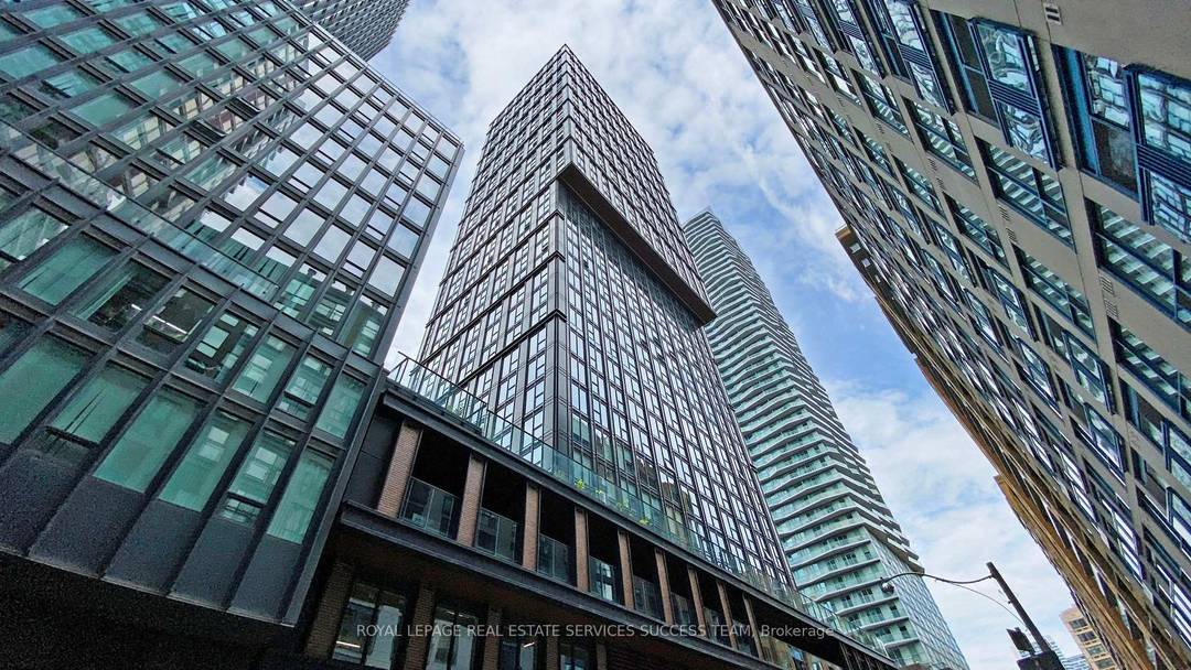 MUST SEE ! ! ! W Furniture Move In Ready Located in the heart of downtown Toronto, this luxury condo offers unparalleled convenience with immediate access to major commuter routes, ...
