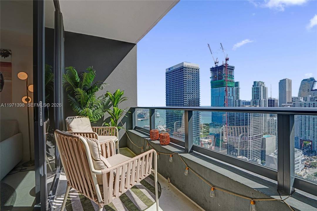 Beautiful 1BD 1BA at The Gale Natiivo Miami offering 540 SF interior 134 SF private terrace with stunning, unobstructed south facing water and Brickell skyline views.