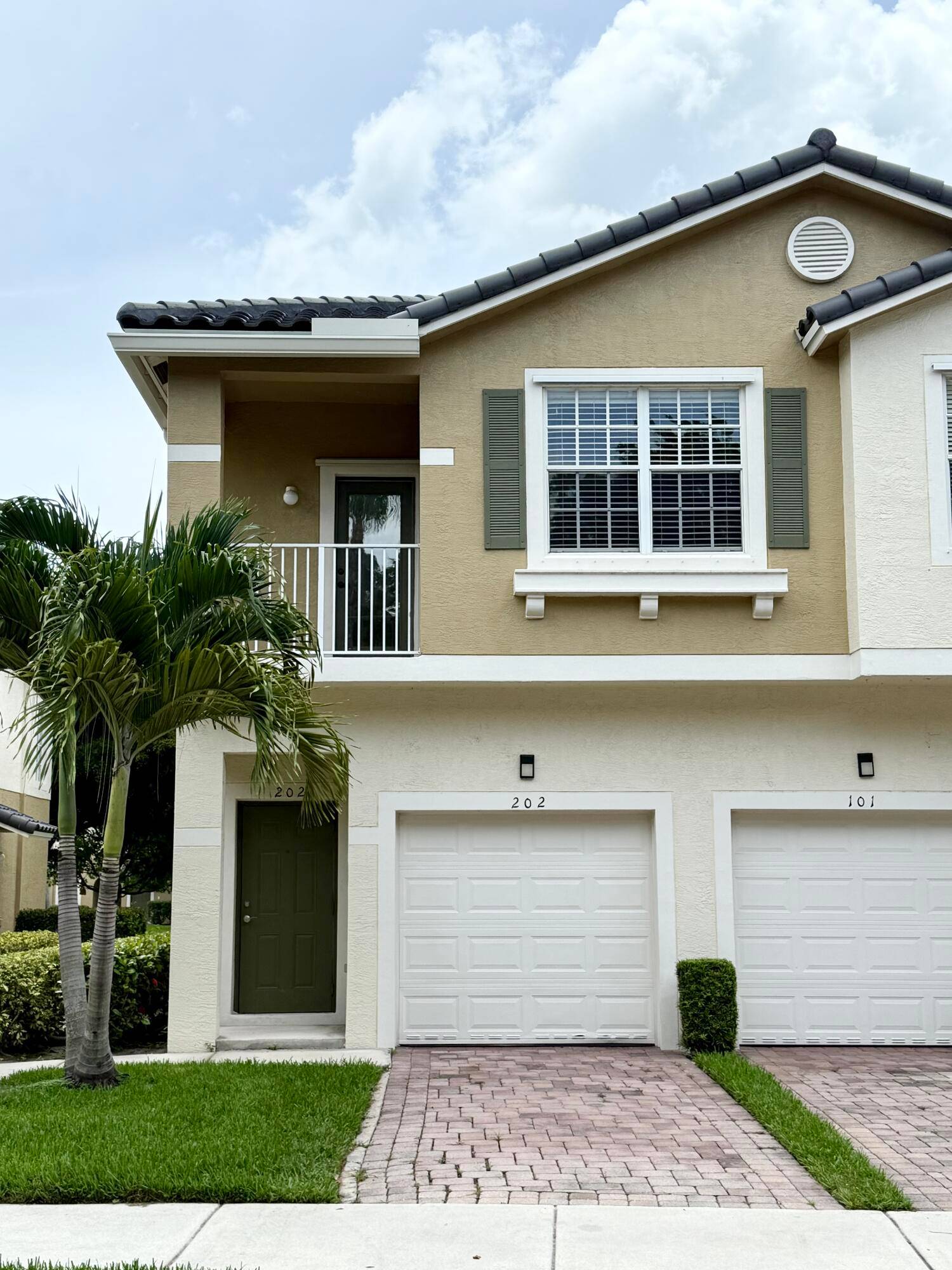 Beautiful move in ready 2 bedroom, 2 bath end unit Townhome in desirable Lexington Lakes.