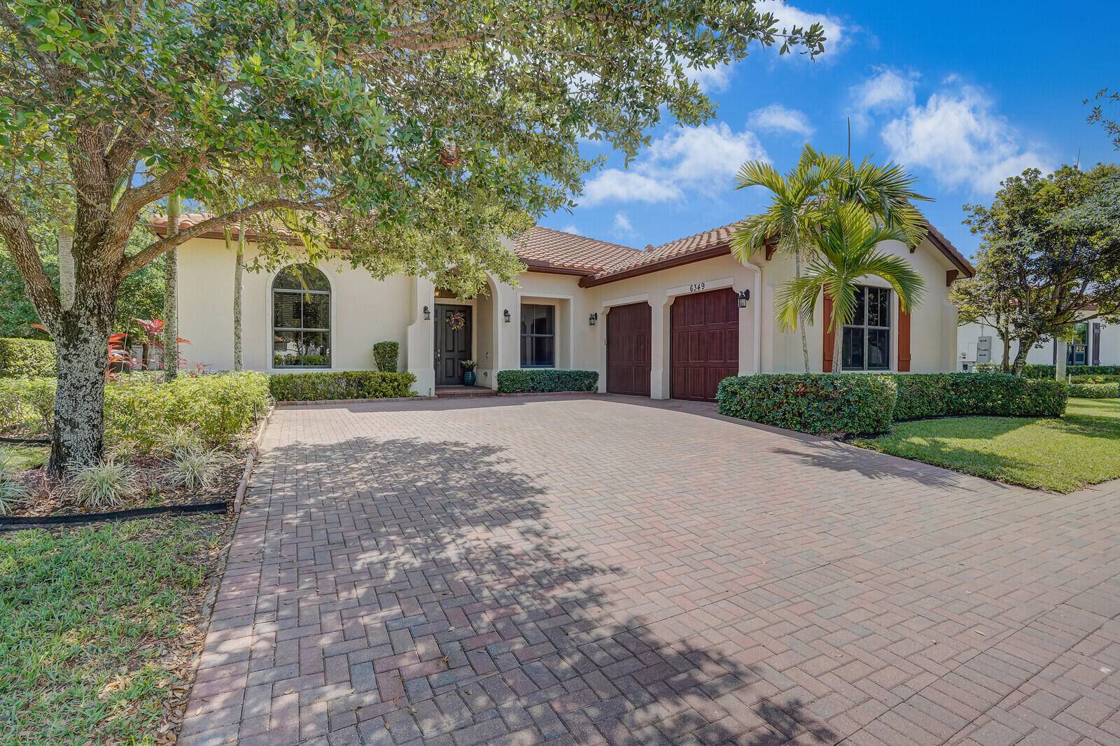Welcome home ! Immaculate single story home in sought after Osprey Oaks.