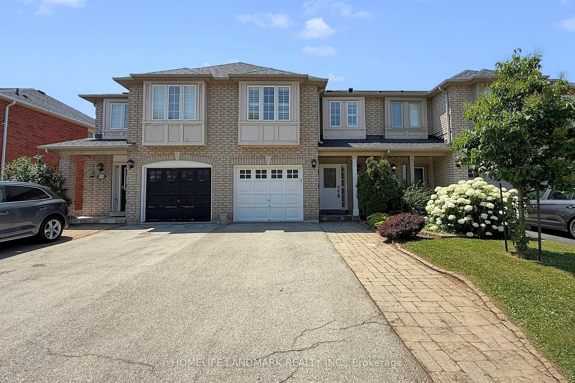 Welcome To This Beautiful Spacious Town Home Located On Prestigious West Oak Trails Community In Oakville, Well Cared For Home With Functional Layout.