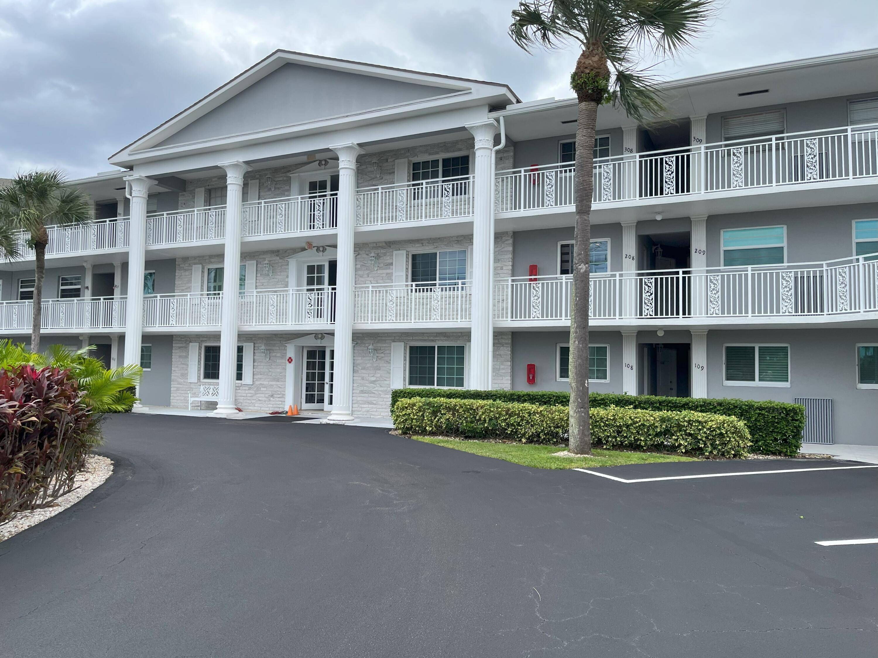 The beautiful Atlantic Ocean and sandy beaches are only steps away from this 2 bedroom vacation retreat !