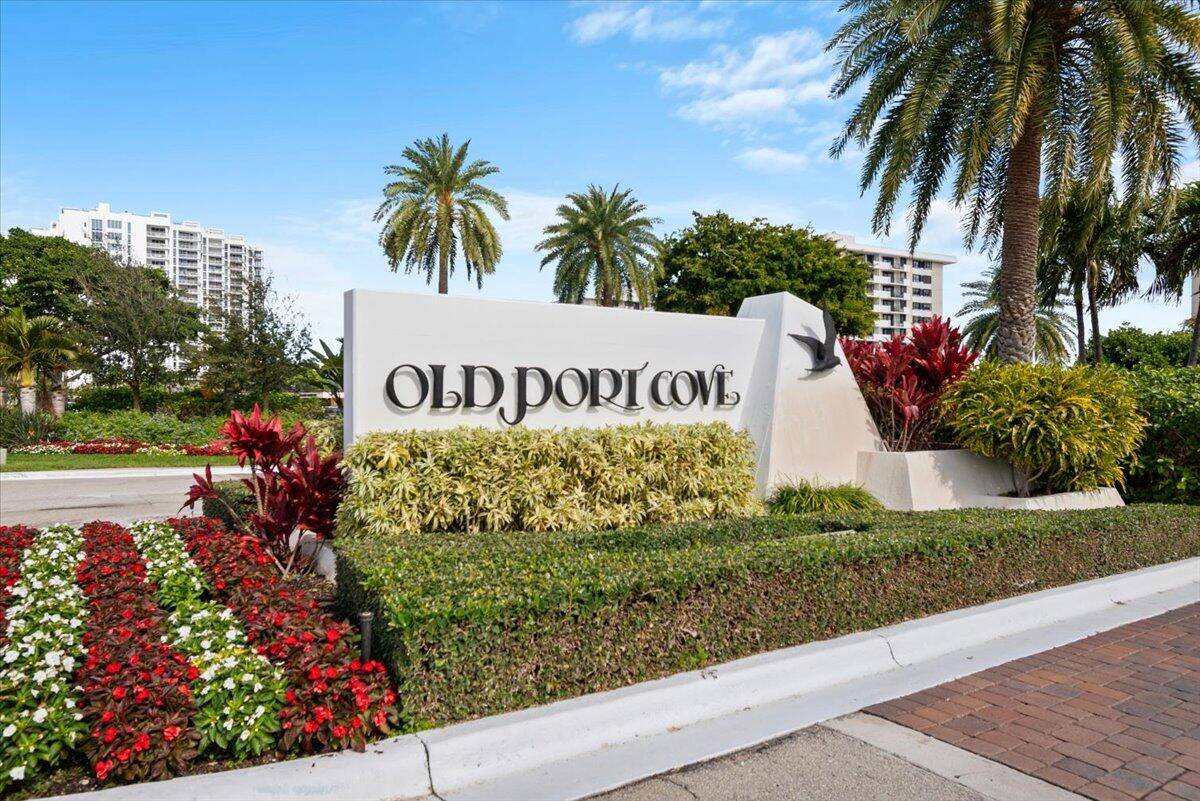 Move into this North Palm Beach getaway.