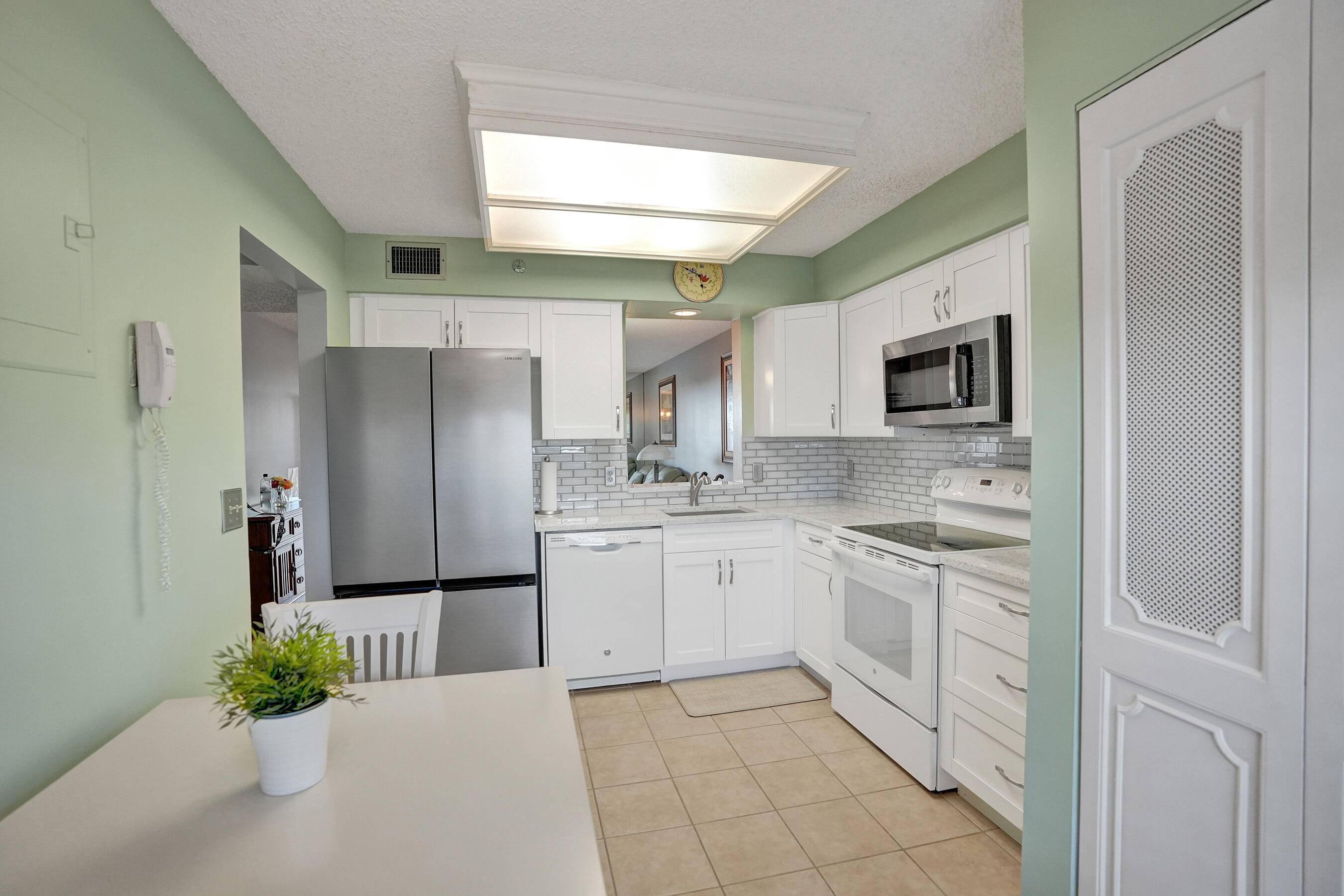 TURNKEY paradise ! ! ! Beautiful 2 bed, 2 bath condominium in the heart of Delray Beach.
