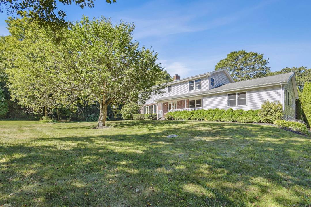 Welcome to this stunning and expansive home, a perfect blend of luxury, comfort, and functionality.