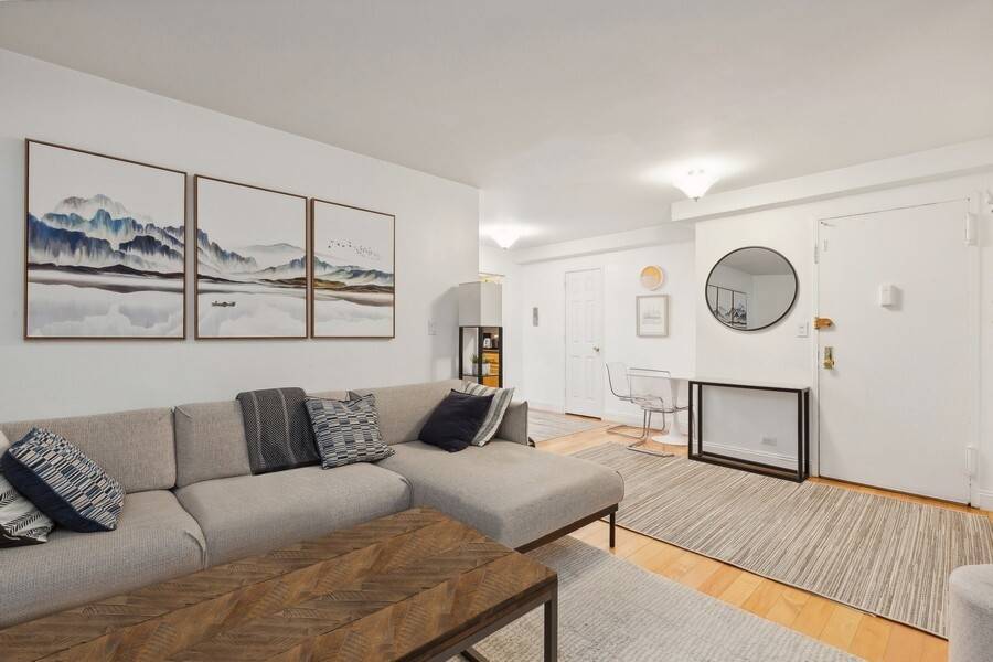 Experience the unique convenience of working from home, whether indoors or outdoors, that this unit exclusively provides !