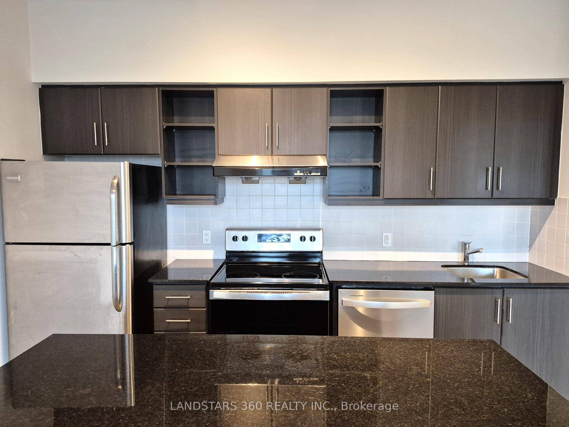 Bright and freshly painted 1 1 suite at Scenic on Eglinton !