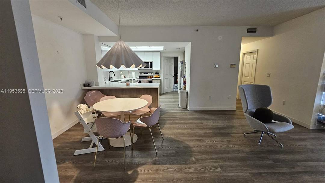 Beautiful apartment located in the heart of Doral, featuring 3 spacious bedrooms and 2 full bathrooms.