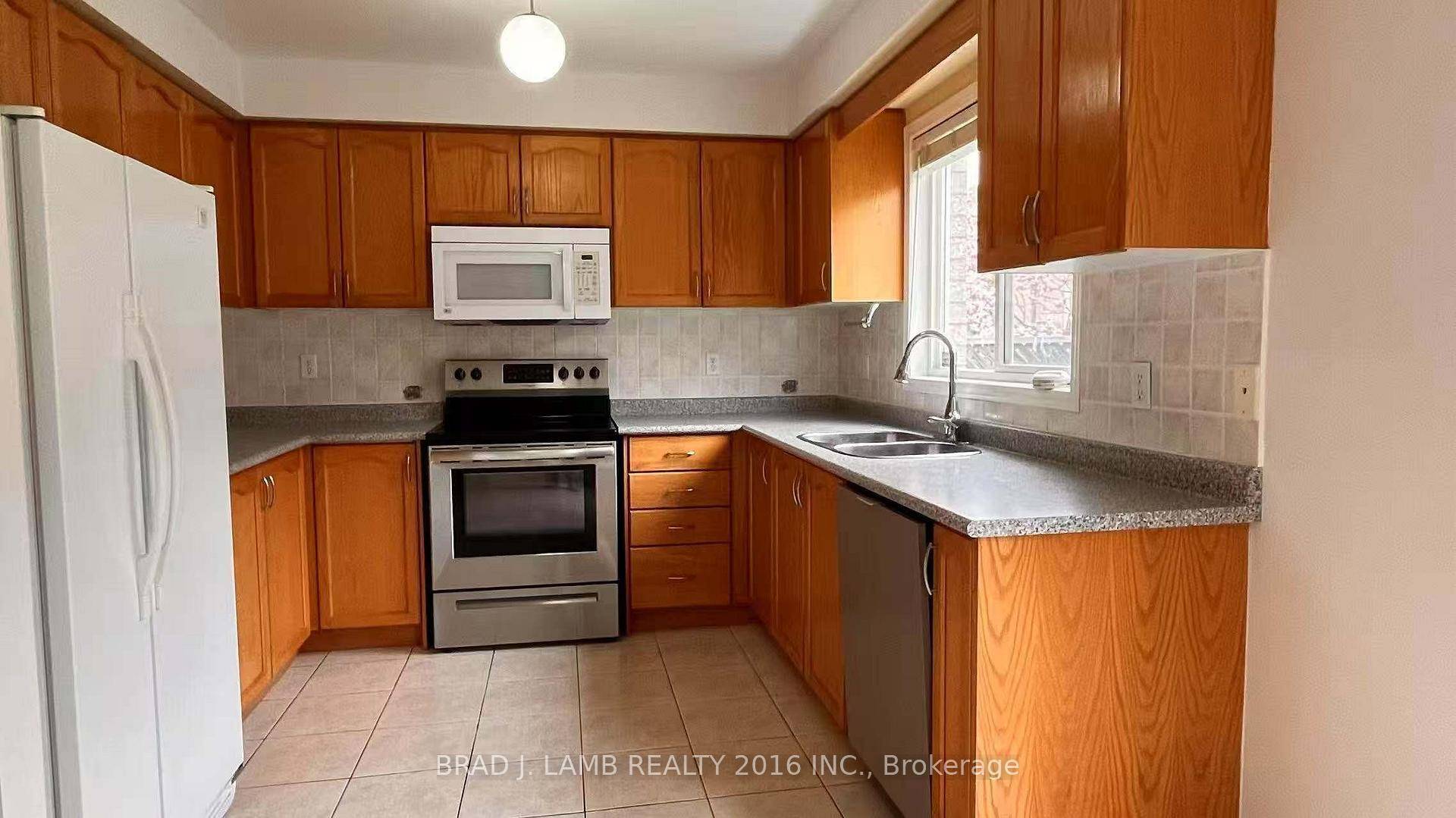 Welcome to this spacious and functional 3 bed house located in Richmond HIll Langstaff !