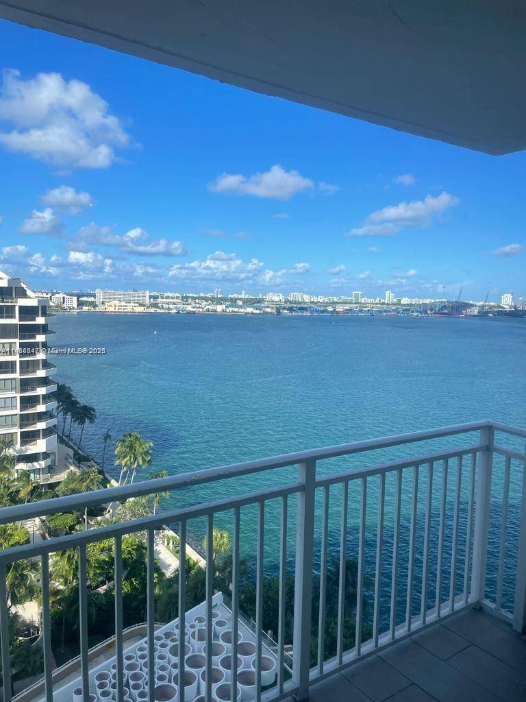 Beautiful, bright 1B 1B at Isola Condominium, on the exclusive Brickell Key Island.