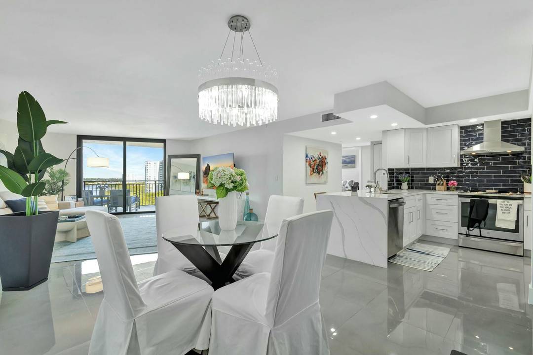 This meticulous 2 bedroom with an open concept has spectacular views of the intercoastal and ocean.