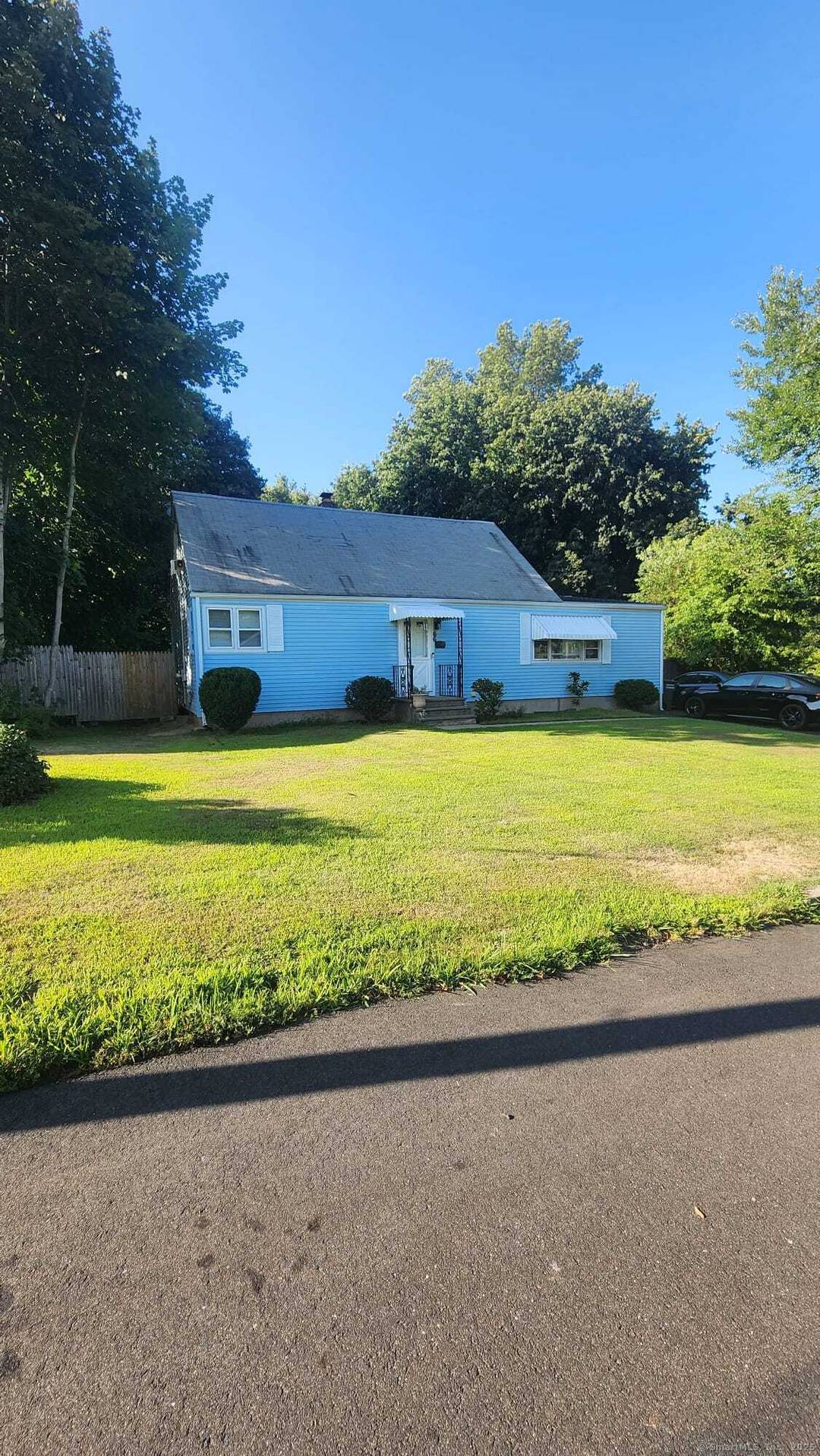 UPPER NORTH END TRUMBULL LINE Cape style, ready for owner occupied or investors.