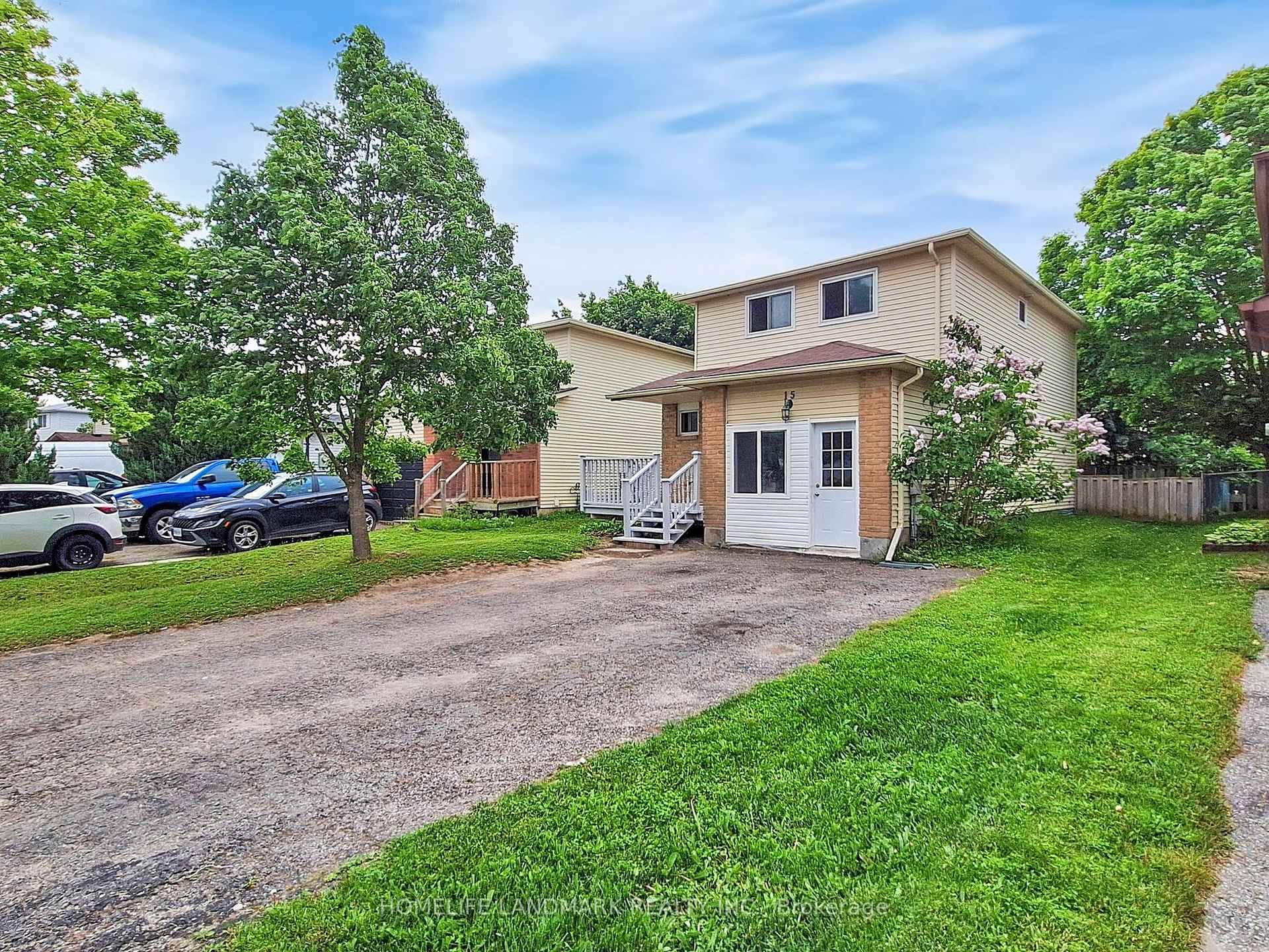Great 2 storey home close to school, Georgian College and RVH.