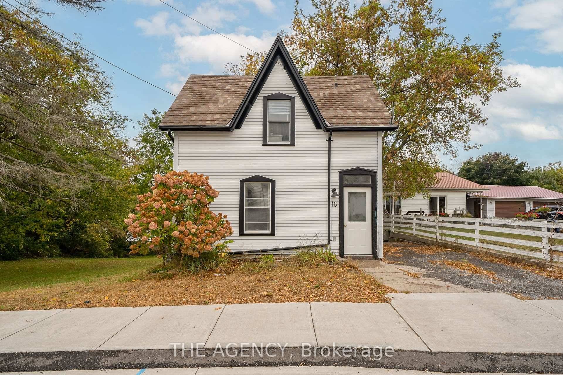 Welcome to Elks Street ! This fully furnished 2 bedroom and licensed for Short Term Accommodation is turn key ready foryou !