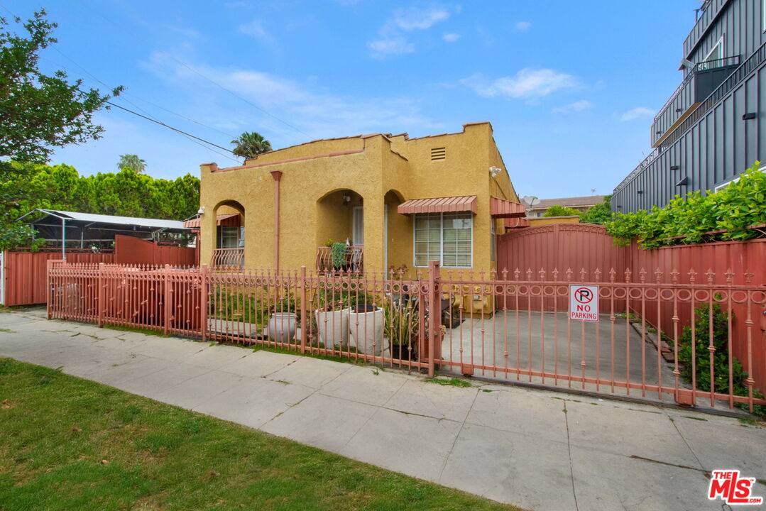 4713   Clinton St 2BR Mid Wilshire La
