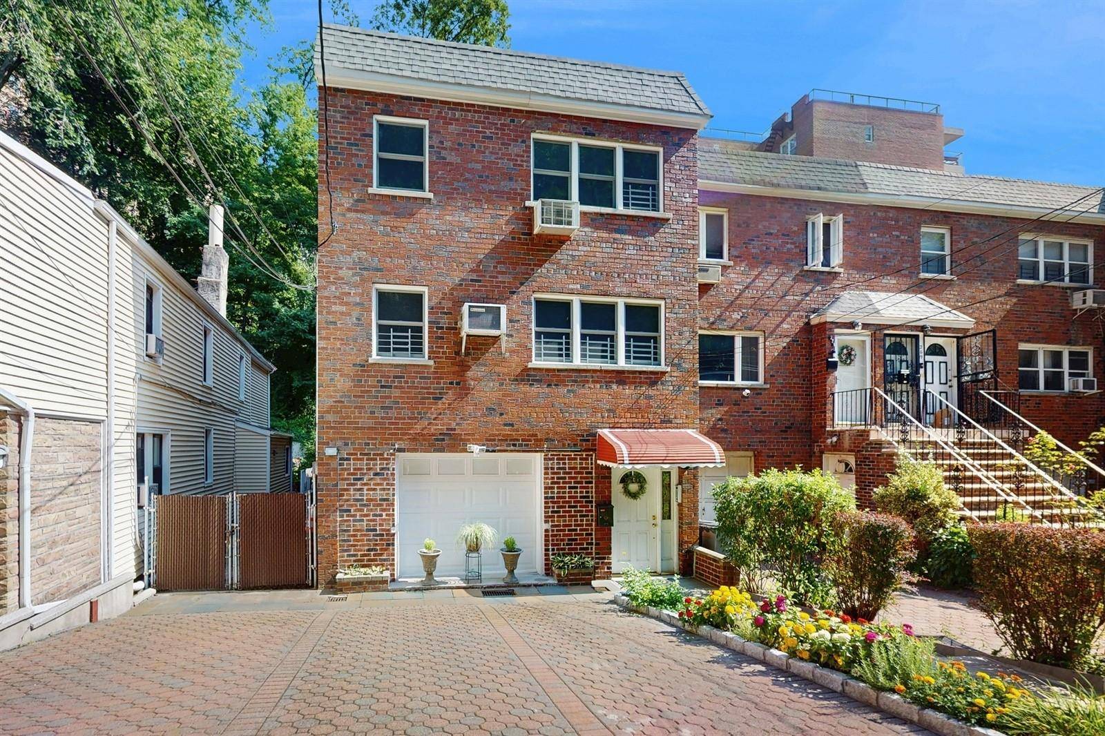 Charming 1st Floor apartment, one level up, in Multi Family Home Tranquil Setting !