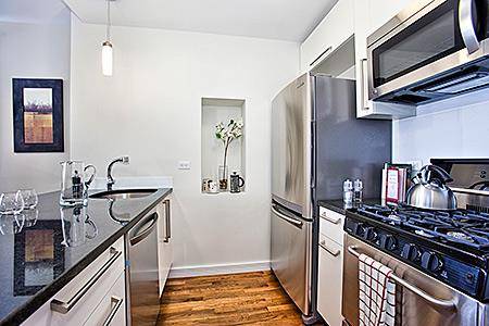 Spacious Corner Split 2 Bedroom with 2 Full Baths at 40 Gold Street !