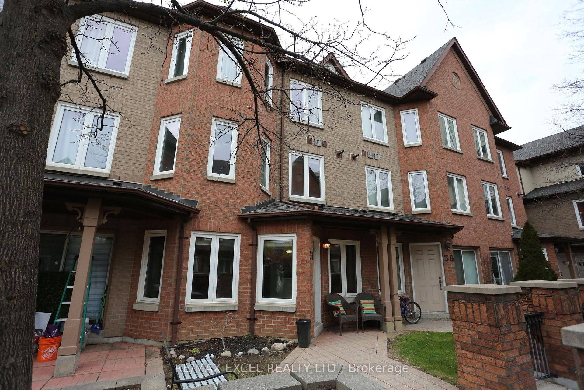 Prime Thornhill Location Townhouse with Bright Sunny Southern Exposure.
