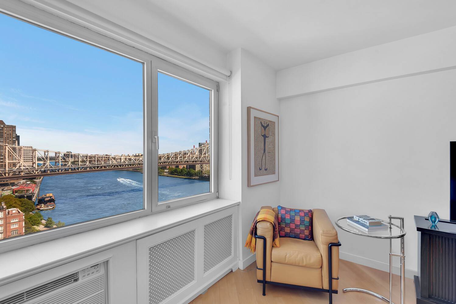 HIGH FLOOR 1 BED 1. 5BATH WITH STRIKING BRIDGE AND RIVER VIEWS !