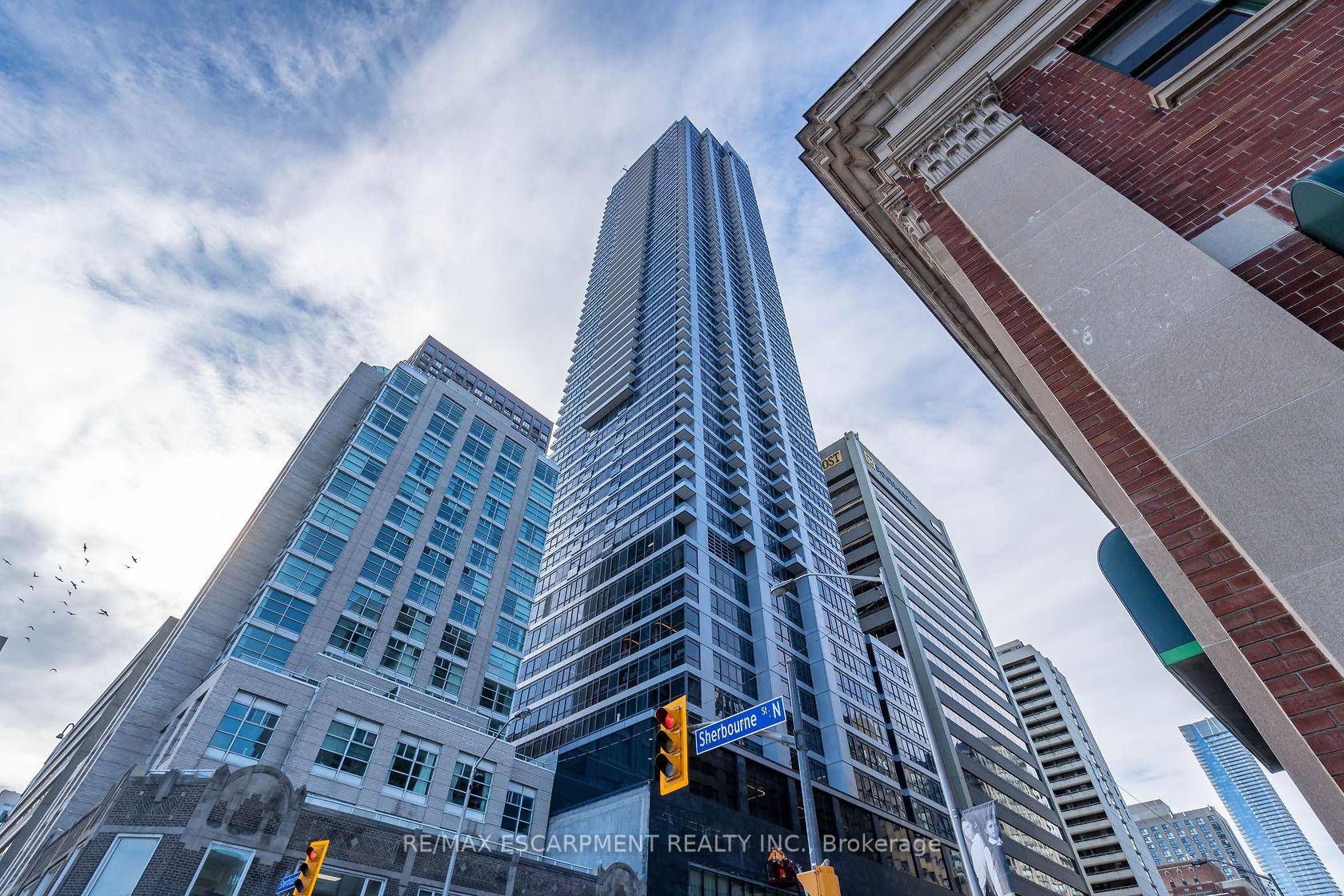 PRESTIGE AND LUXURY MEETS CONVENIENCE AND LIFESTYLE !