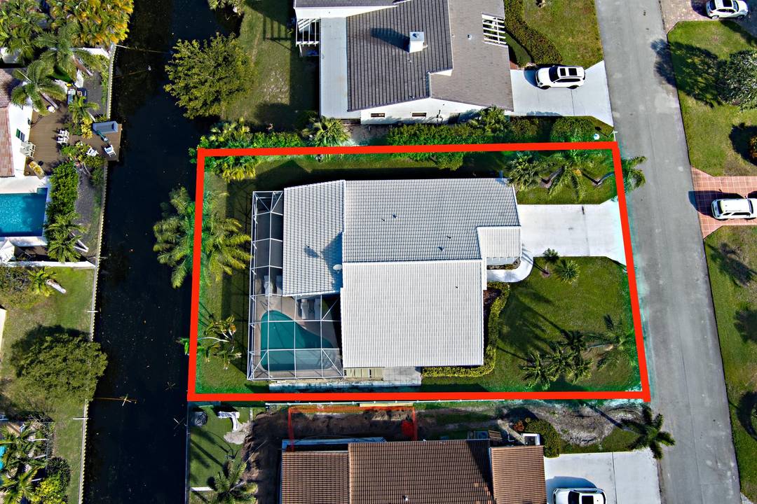 Don't miss this opportunity to live in desired Boca Lake Estates, one of the few manned gated communities in East Boca Raton, minutes to the Beach, located on a canal, ...