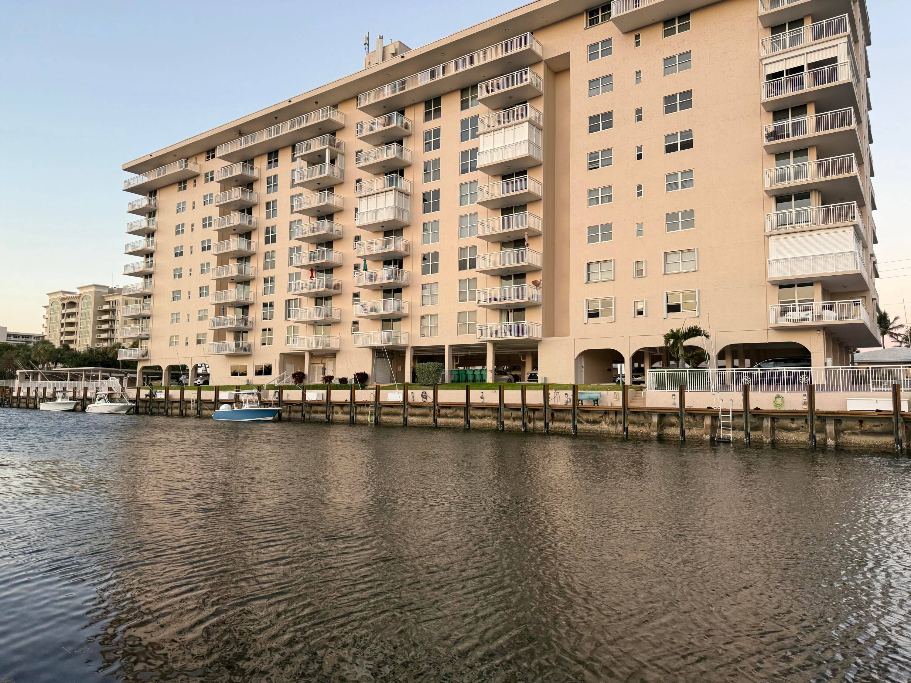 Direct ICW No Wake, the community offers dock for vessels up to 37' with no fixed bridges.