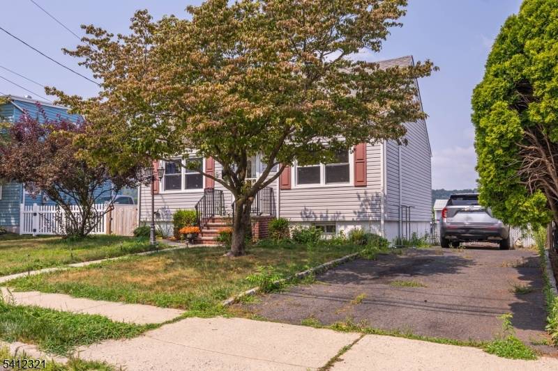 Welcome to 26 Edward Court a true Gem on a Quiet Street !