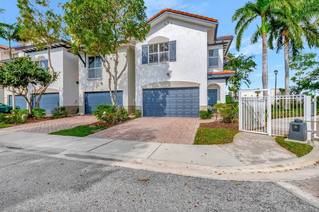 Stunning 3 bed, 2. 5 bath townhouse in Delray Beach, FL !