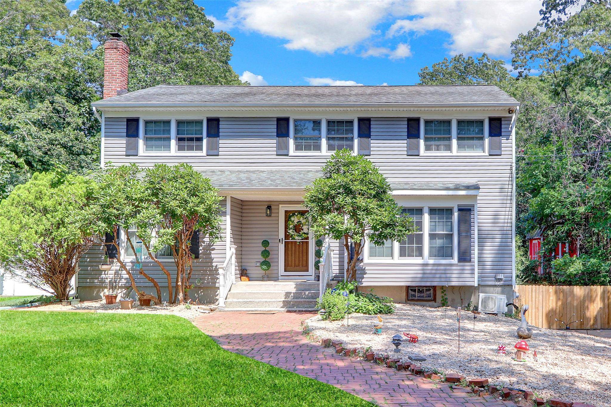 Gorgeous amp ; Updated 4 Bedroom 2.