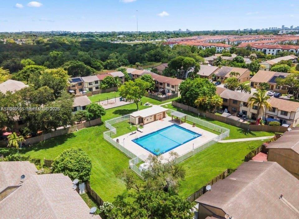 Spacious and well maintained 3BR 2BA townhouse in a great Miami location !