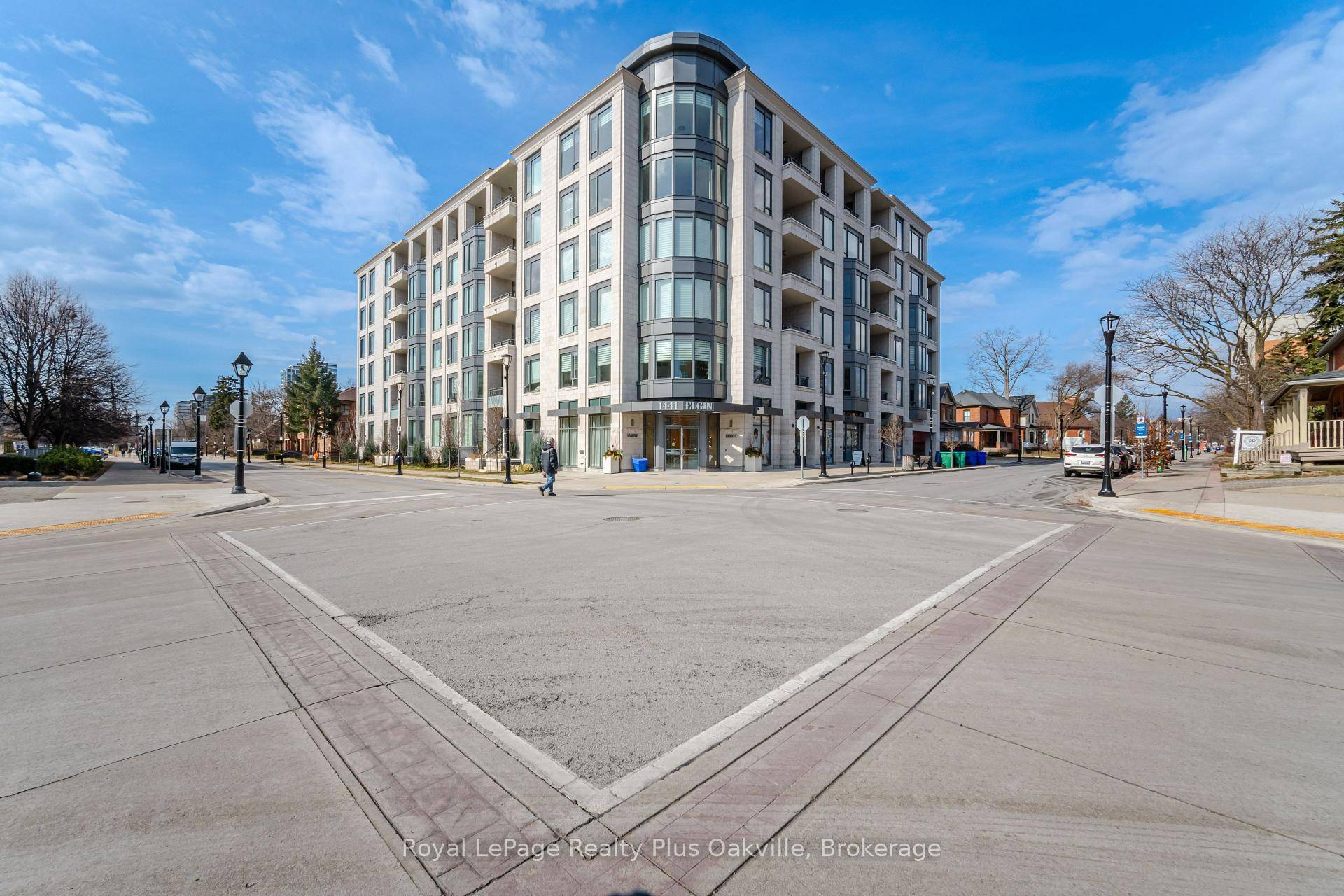 RARE LEASING OPPORTUNITY !