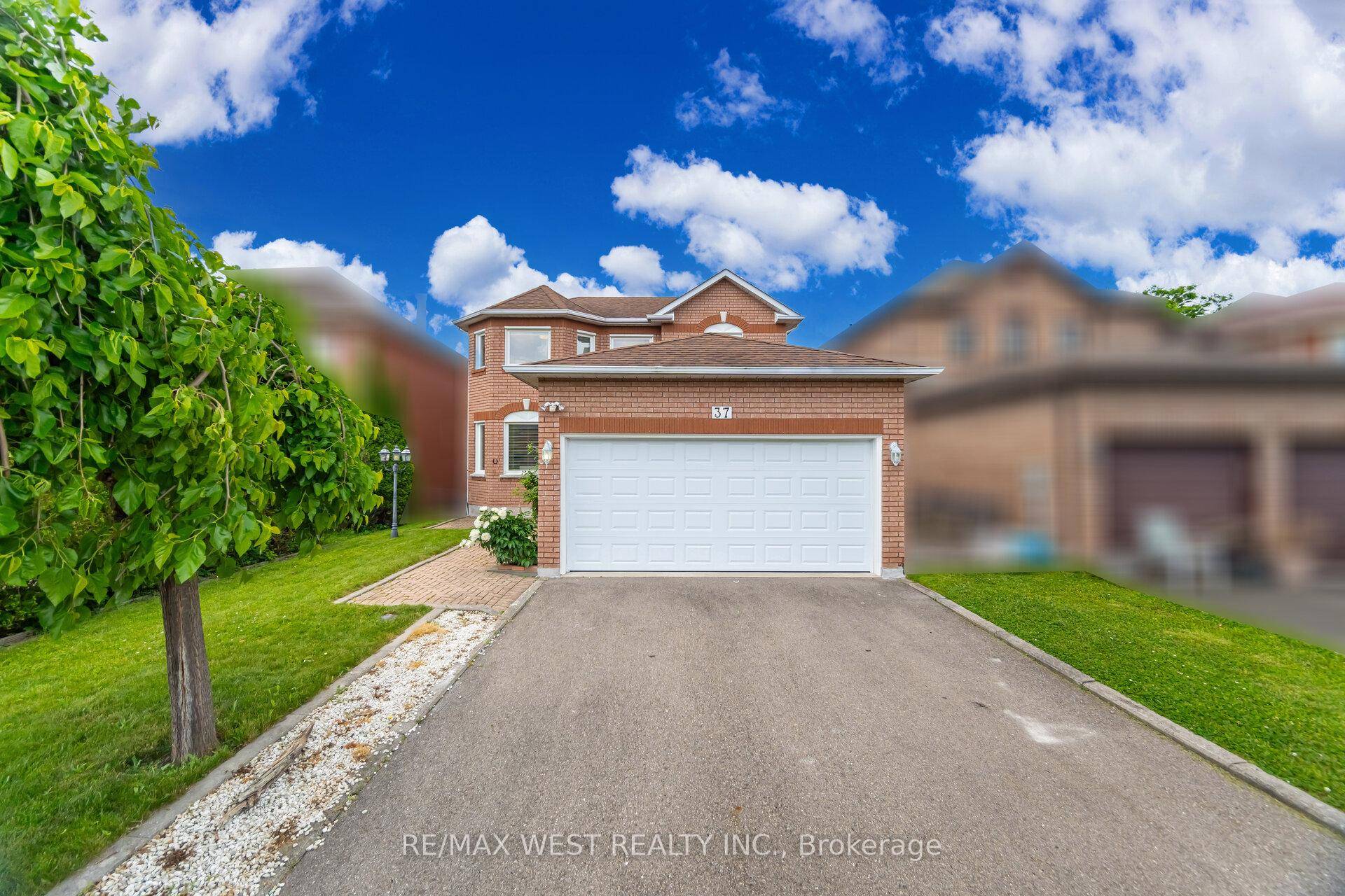 Freshly painted and full of potential, this move in ready 2 storey, detached home in the heart of Georgetown is your opportunity to get into an inviting, family friendly neighbourhood ...