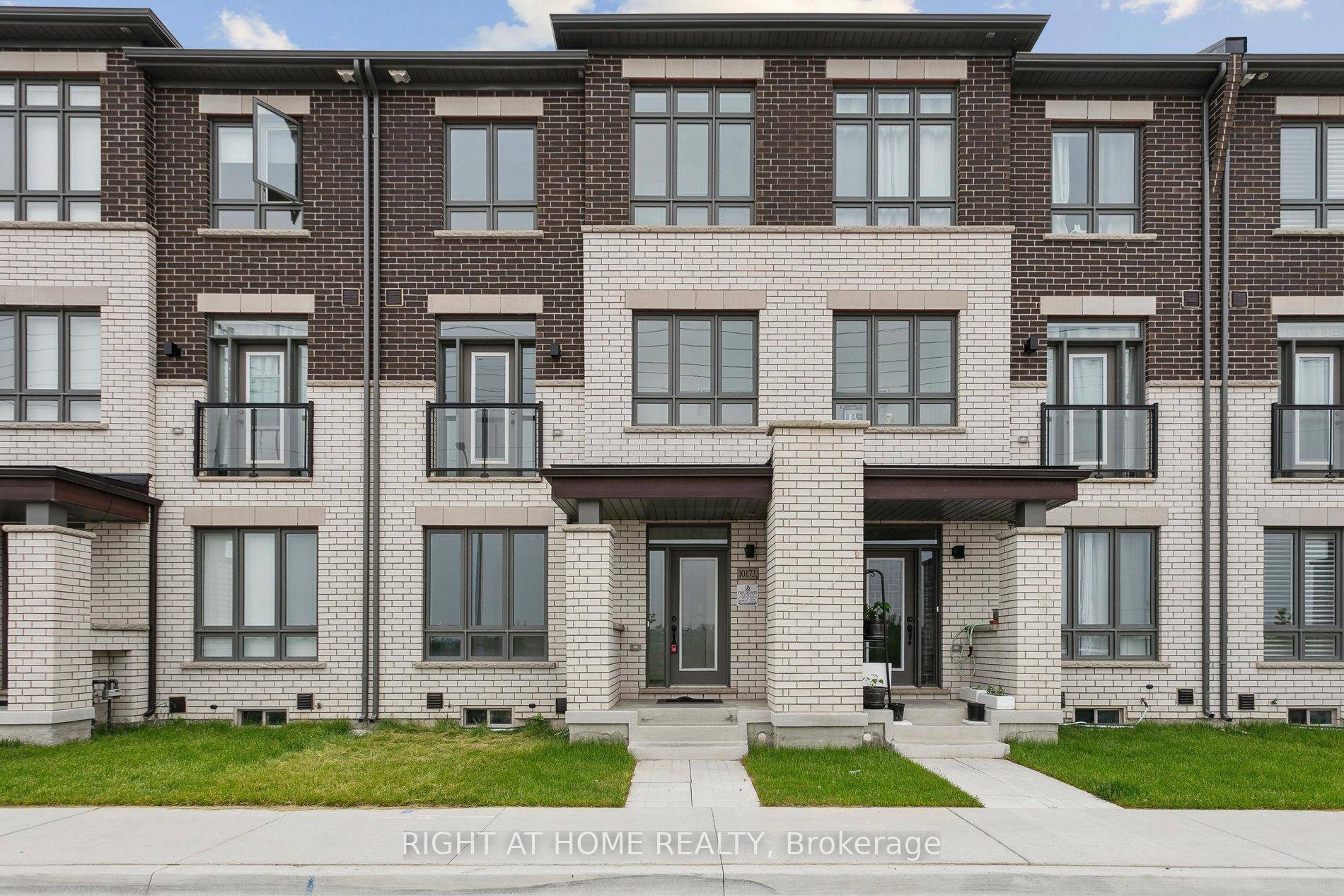 Discover modern living at its finest with this brand new freehold townhouse in the highly sought after Impressions community by Fieldgate, located in the heart of Kleinburg.