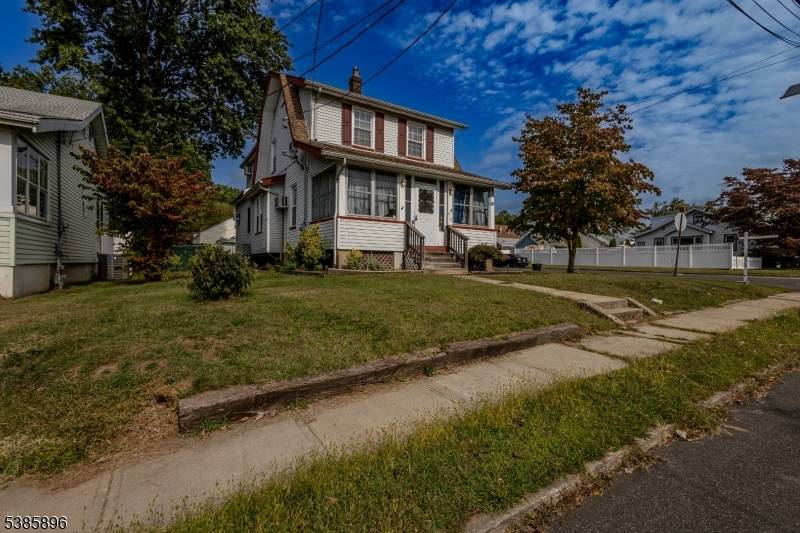 Beautiful and maintained property, with a lot of desirable space, 4 bedrooms with good size, and 2 full bathrooms and one half bathroom.