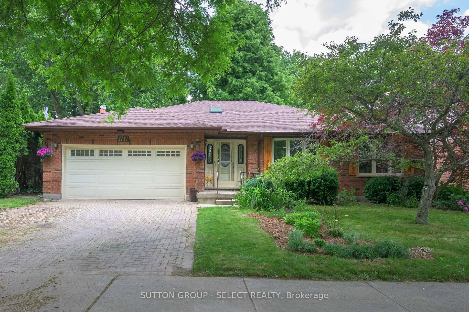 Unlock the potential in this expansive ranch home !
