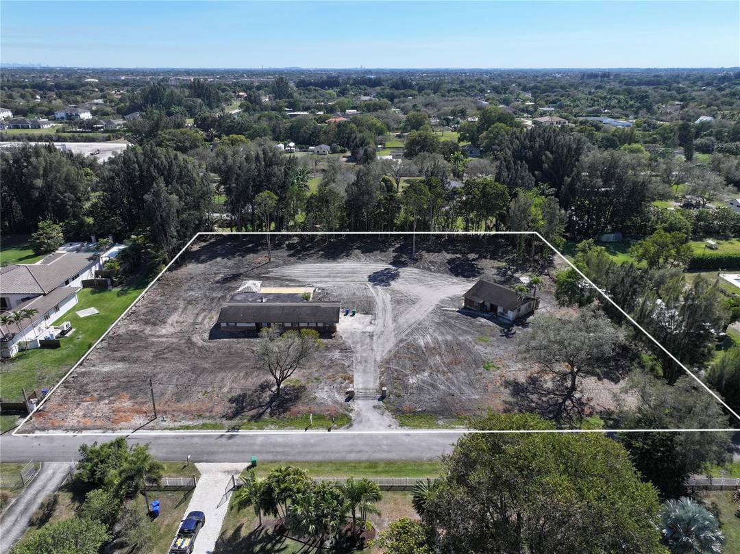 RARE 2. 3 ACRE OPPORTUNITY IN ROLLING OAKS ESTATES !