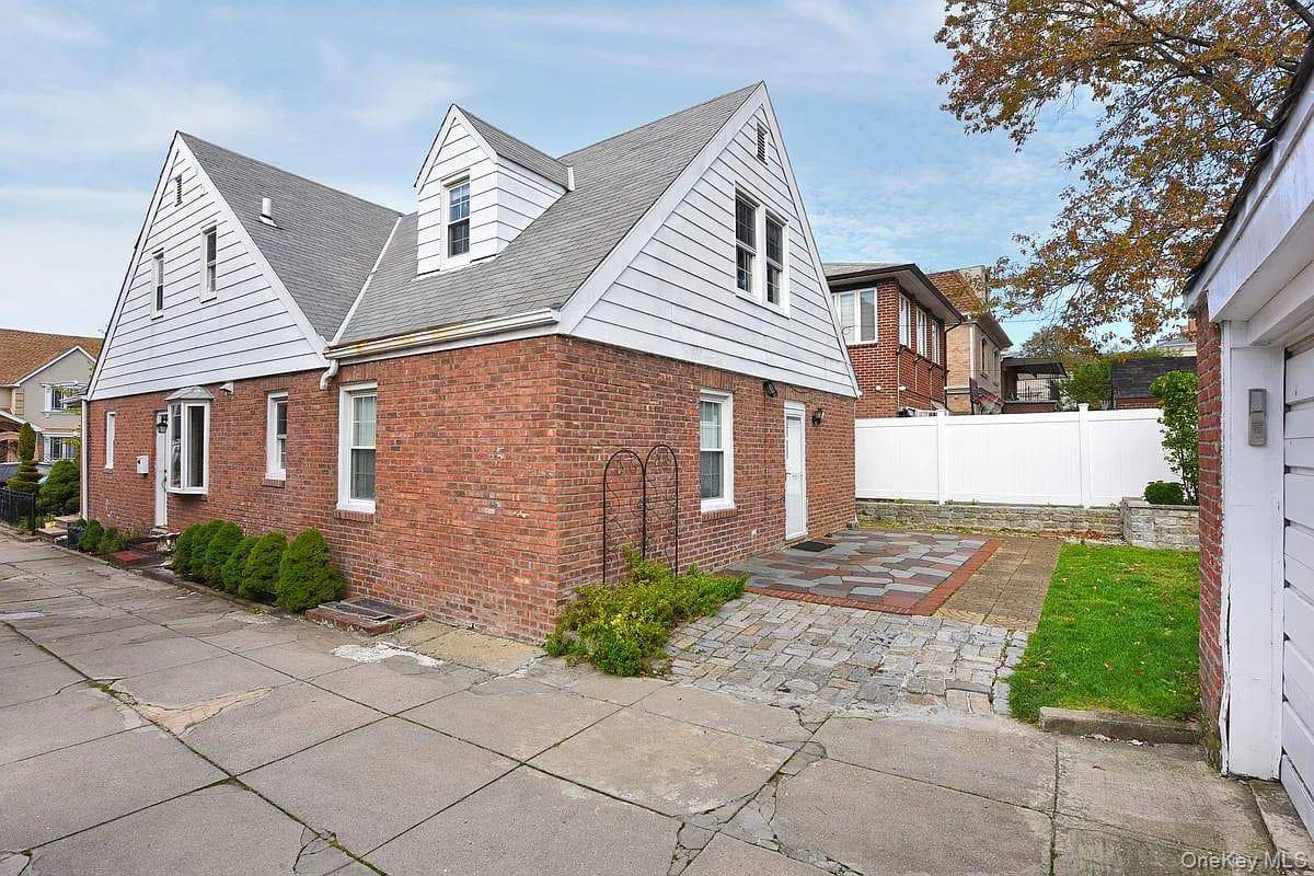 Beautiful home in the heart of Cord Meyer Forest Hills.