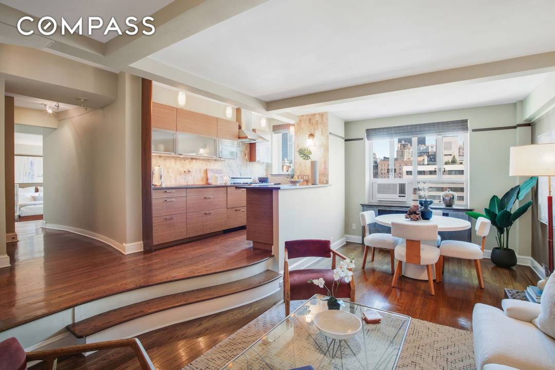 A Prewar Masterpiece in the Sky at Kensington House One of Chelsea s most stunning and unique residences, this exquisite one bedroom, two bath home sits atop the iconic Kensington ...