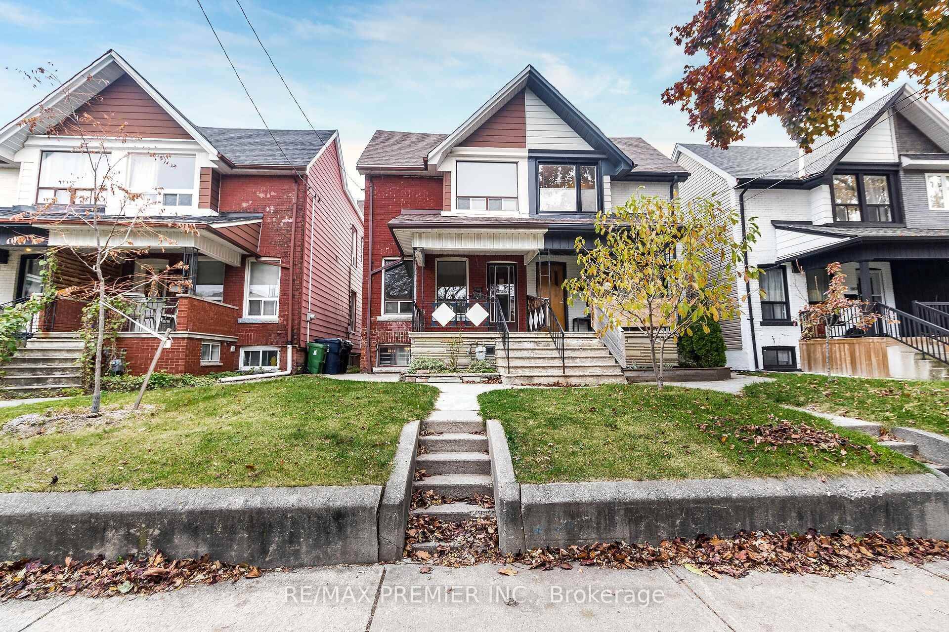 Amazing opportunity to lease this clean, airy, freshly painted, and spacious upper level apartment featuring a full kitchen, breakfast area, large balcony, oversized primary bedroom, additional bedroom or living room, ...