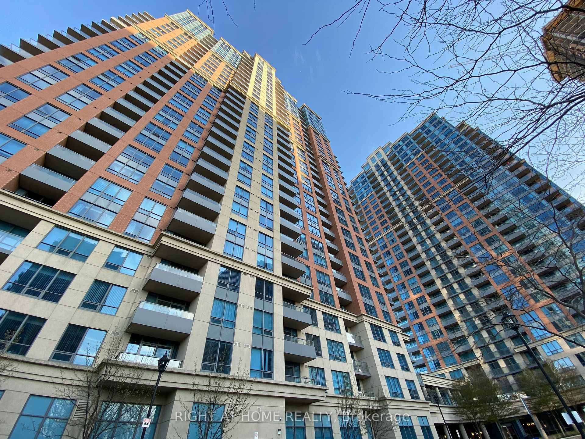 Stunning 2 Bedroom Condo with Iconic Skyline, Lake Views amp ; Unbeatable Transit Access.