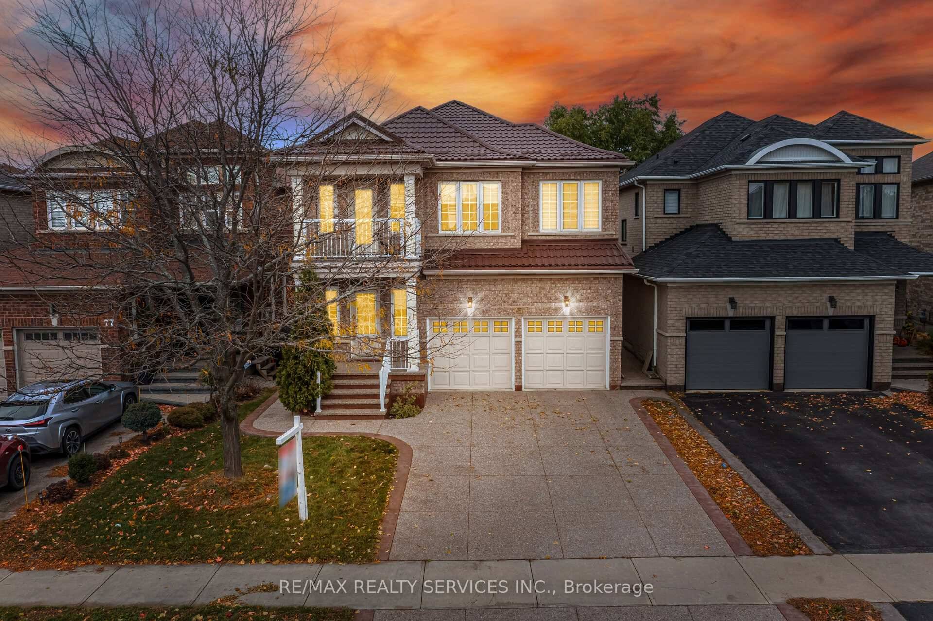 Beauty Of Lakeland Village Immaculate 4 1 Bedrooms, 4 Washrooms Double Garage Brick Elevation Detached In Demanding Lakeland Village Area !