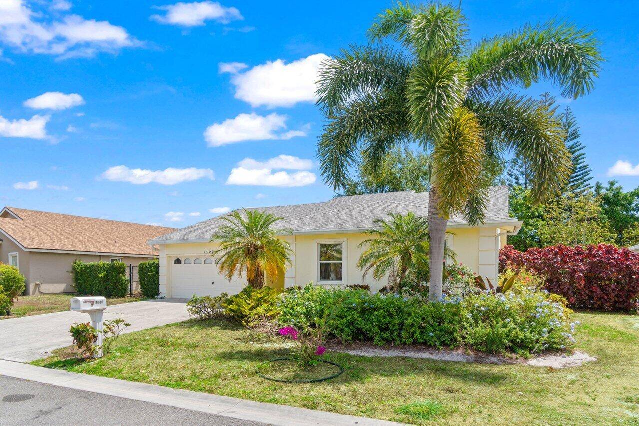 Charming 3 Bedroom, 2 Bathroom Home in Fairway Isles Step into this charming home featuring a split floor plan for added privacy.