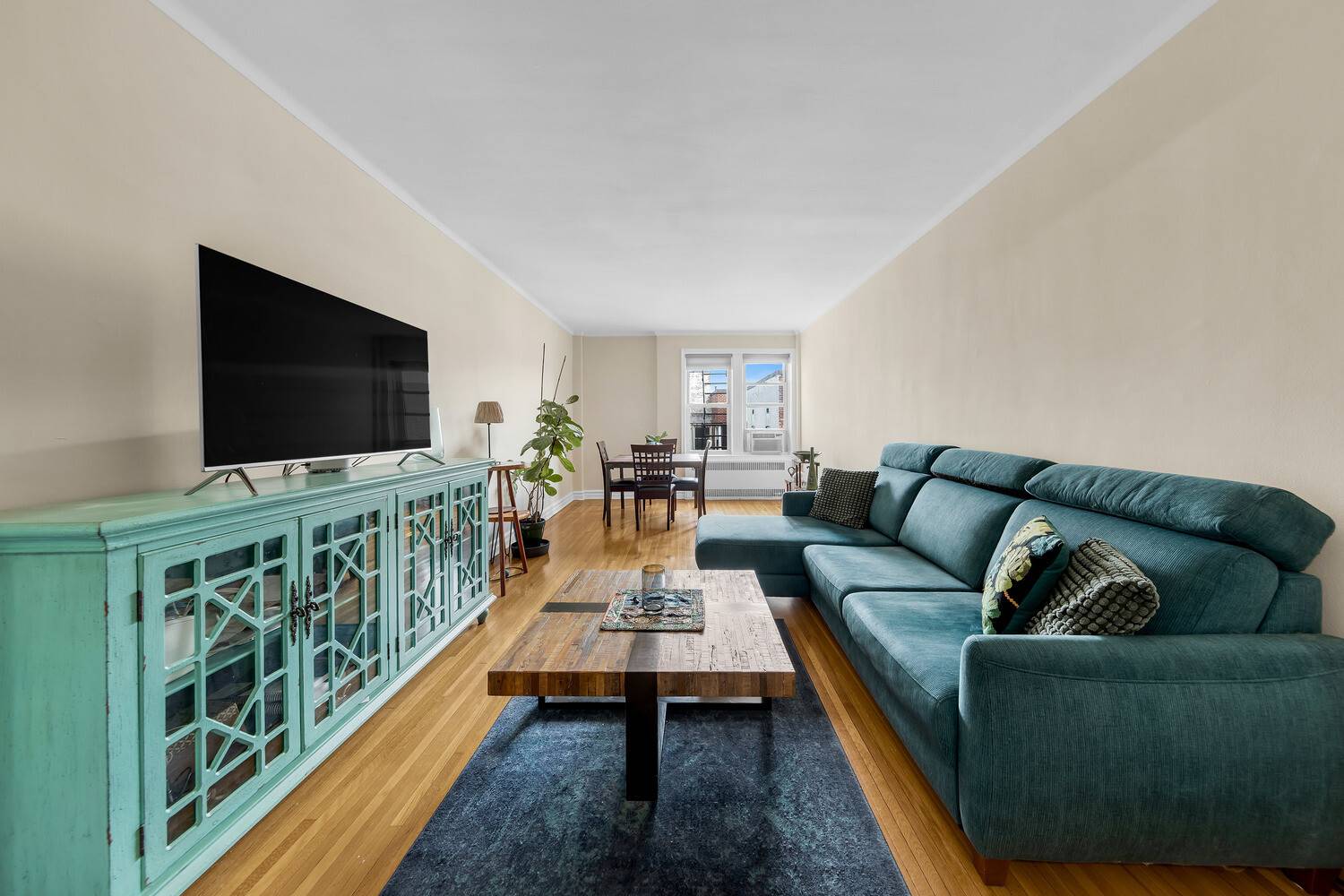 Beautiful and sizable top floor pre war 1 bedroom with over 850 sqft, king sized bedroom and a separate dining area !